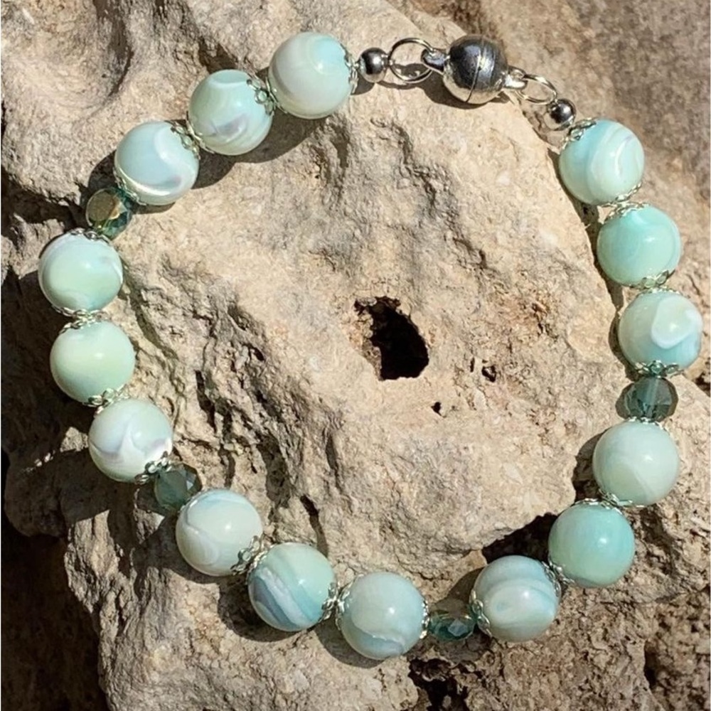 NWOT Seashell and Crystal Bead Bracelet - 8 in